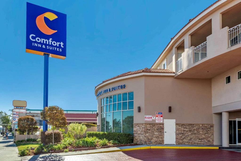 Comfort Inn & Suites Near Universal - North Hollywood – Burbank Main image 1